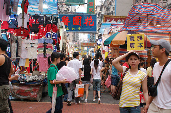 MONG KOK - Capi di abbigliamento in vendita al Ladies Market