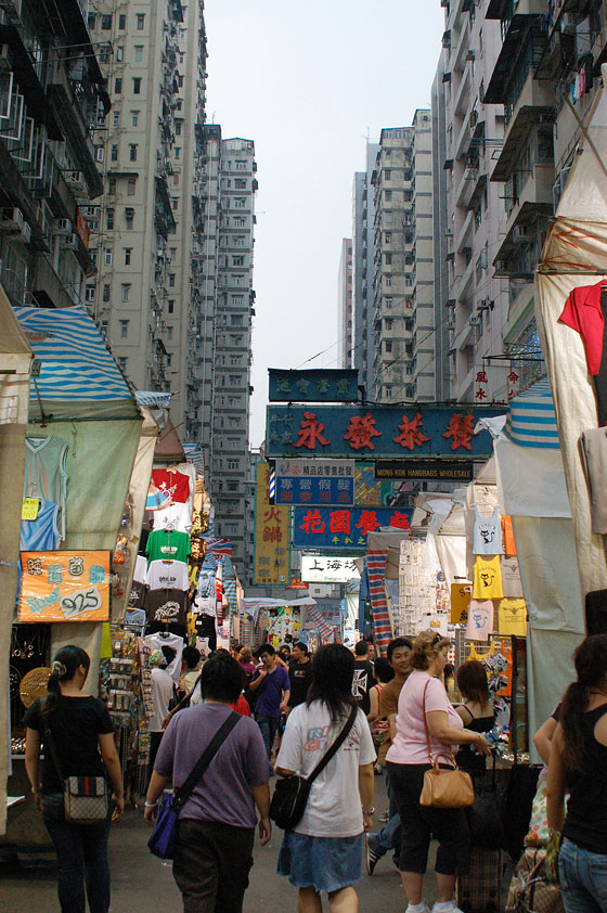 MONG KOK - Il colorato e vivace Ladies Market tra gli alti condomini di Mong Kok