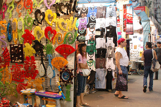 KOWLOON - Merci colorate in vendita al Mercato per Signore di Mong Kok