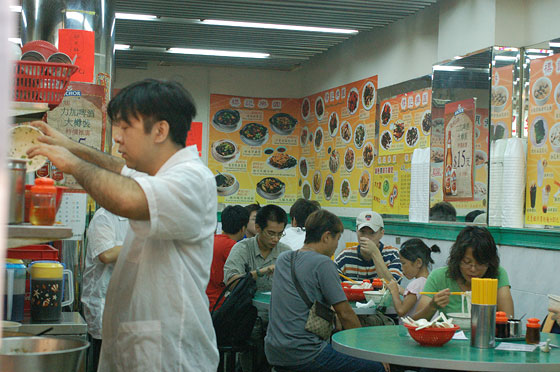 MONG KOK - Attività frenetica in uno dei tanti dai pai dongs della zona