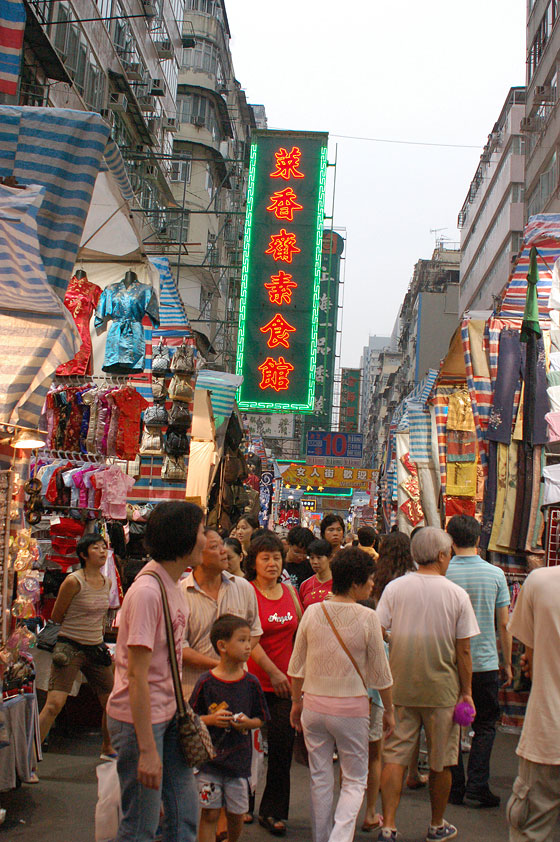 KOWLOON - Mong Kok con i suoi affollati mercati tra condomini alti e fatiscenti, propone la faccia autentica di Hong Kong
