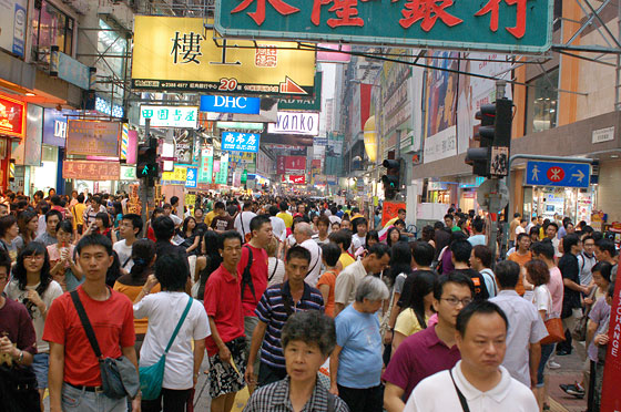 MONG KOK - La foto rende l'idea di quanto il mercato delle Signore sia frequentato, no?