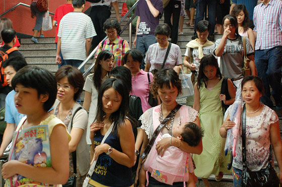 KOWLOON - Donne nella stazione della metropolitana di Mong Kok