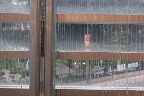 ADMIRALTY - Effetto pioggia sulle superfici vetrate del Pacific Place
