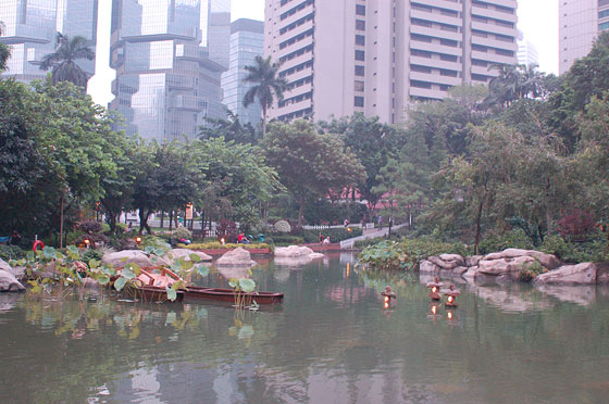 HONG KONG PARK - Dallo specchio d'acqua vista sul Lippo Center
