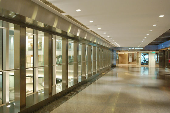 CENTRAL - I grandi centri commerciali di Central sono collegati tra di loro attraverso mall e collegamenti pedonali sopraelevati 