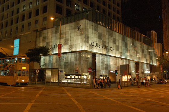 CENTRAL - Proprio di fronte all'Emporio Armani e a questo collegato dall'interno attraverso il percorso soparelevato, si trova il negozio di Louis Vuitton