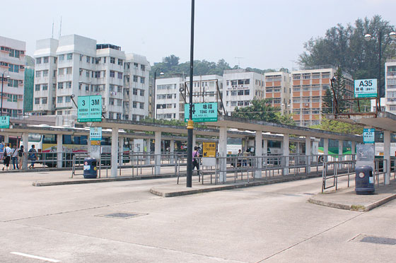 LANTAU - Mui Wo, il centro principale dell'isola dove partono e arrivano i bus