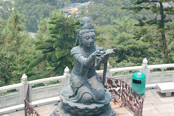 MONASTERO DI PO LIN - Una delle sei statue in bronzo di bodhisattva che offrono doni al Buddha