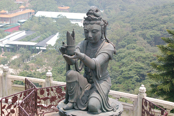 LANTAU - Questa splendida statua bronzea di bodhisattva offre doni al Buddha