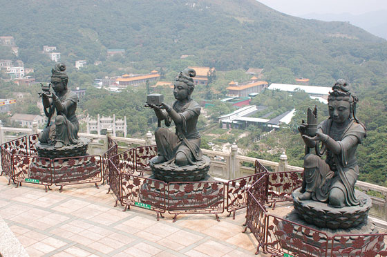 MONASTERO DI PO LIN - Sulla piattaforma sei statue in bronzo di bodhisattva circondano il  Buddha seduto