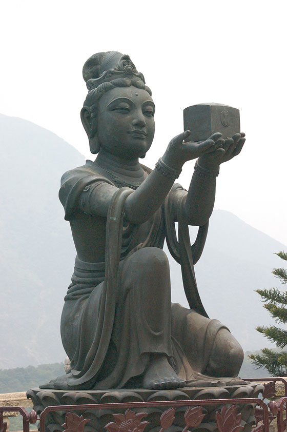 LANTAU - Una delle sei statue in bronzo di bodhisattva che offrono doni al Grande Buddha del Monastero di Po Lin