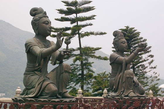MONASTERO DI PO LIN - Due statue di bodhisattva sulla piattaforma in cui è seduto il Buddha