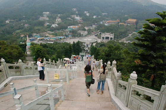 MONASTERO DI PO LIN - Dalla piattaforma in cui è seduto il Buddha, ampia vista panoramica sul Monastero di Po Lin e le colline circostanti