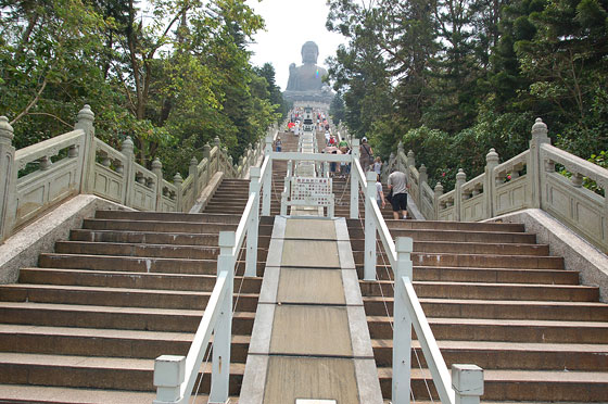MONASTERO DI PO LIN - Scendiamo dalla piattaforma del Buddha e ci voltiamo indietro a verificare la scalinata percorsa