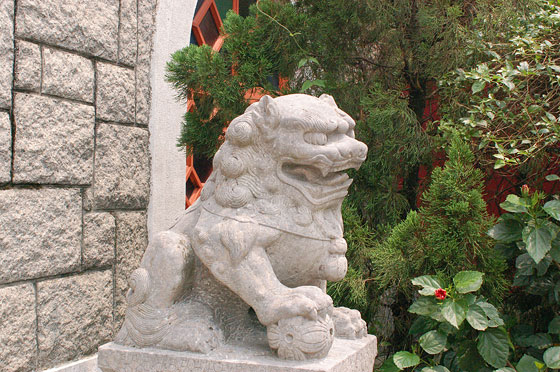MONASTERO DI PO LIN - Il leone è simbolicamente posto a guardia dell'entrata del Tempio principale assicurando armonia e protezione