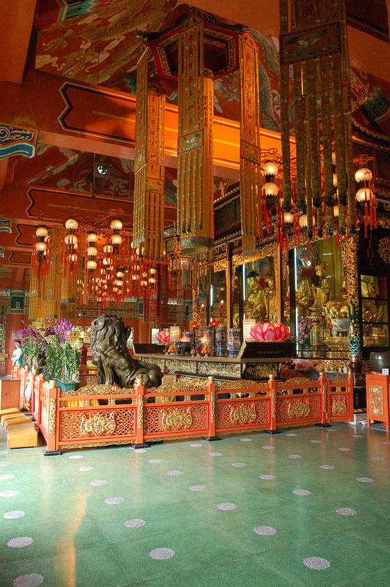 MONASTERO DI PO LIN - Il tempio principale contiene le immagini dorate del Buddha storico Shakyamuni, del Buddha Guaritore e di Amithaba