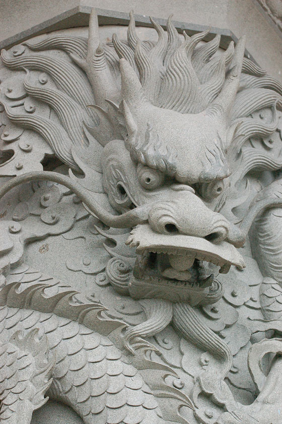 MONASTERO DI PO LIN - Il drago cinese si protende con forza dalle colonne del Tempio principale: è simbolo di fortuna e rappresenta la forza, la bontà e la fertilità maschile