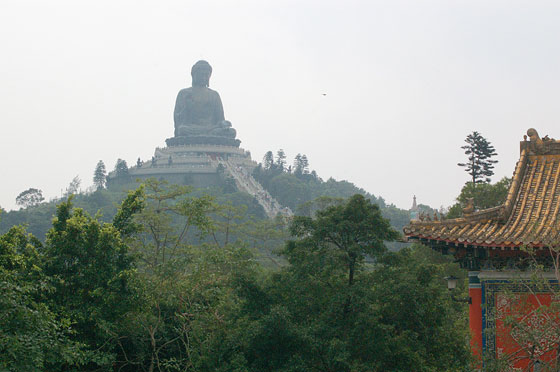 MONASTERO DI PO LIN - A circa 140 m dagli scalini che conduco al grande Buddha si trovano gli edifici del monastero