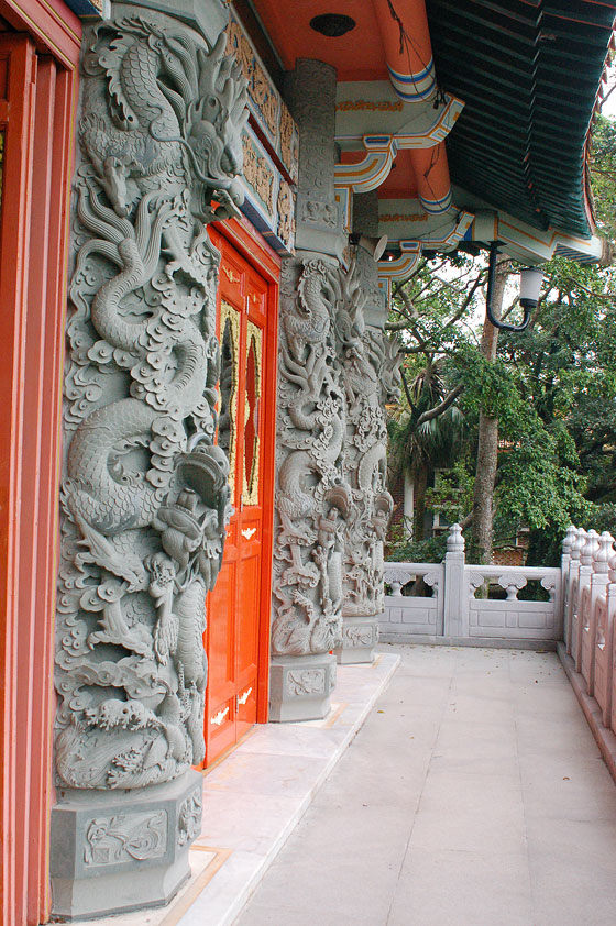 MONASTERO DI PO LIN - Il portico antistante il Tempio principale sfoggia colonne riccamente scolpite con creature mitologiche come i draghi
