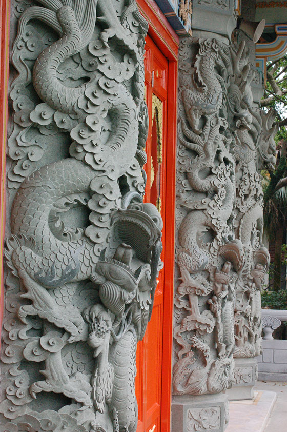 MONASTERO DI PO LIN - Le ricche colonne lapidee del Tempio principale con draghi fantastici 