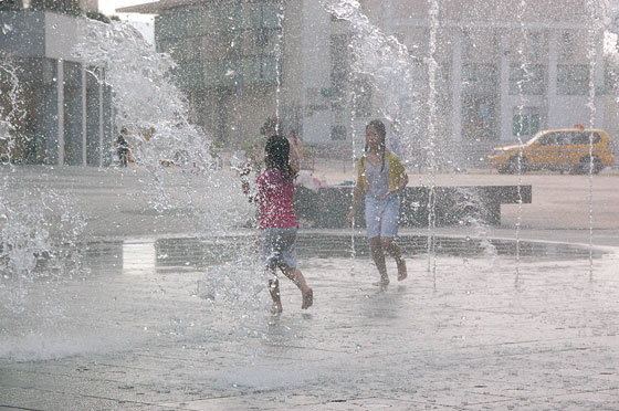 LANTAU - Tung Chung: i bambini giocano con i getti d'acqua della fontana di questa piazza proprio davanti alla Stazione MTR