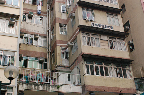 MONG KOK - Facciate fatiscenti e sporche con scatolotti di aria condizionata che fuoriescono dalle finestre