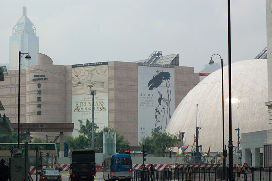 TSIM SHA TSUI - Il Museo dello spazio di Hong Kong con la sua inconfondibile cupola e più in là il Museo d'Arte di Hong Kong