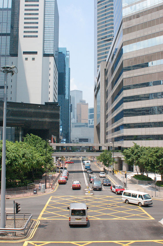 WAN CHAI - Central Plaza - a destra - visto dai percorsi di collegamento circostanti