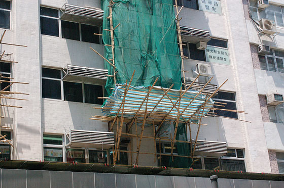 A EST DI CENTRAL - Impalcature con mantovane in bambù sono frequenti ad Hong Kong ed in tutta l'Asia