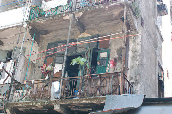 A EST DI CENTRAL - Un fatiscente balcone in un vicolo di Wan Chai