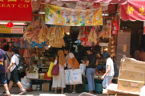WAN CHAI - Donne (anche musulmane) confrontano i prezzi e la qualità dei prodotti in vendita al mercato