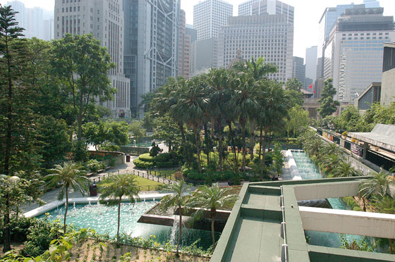 CENTRAL - Chater Garden e sullo sfondo l'inconfondibile edificio hi-tech HSBC Hong Kong di Sir Norman Foster