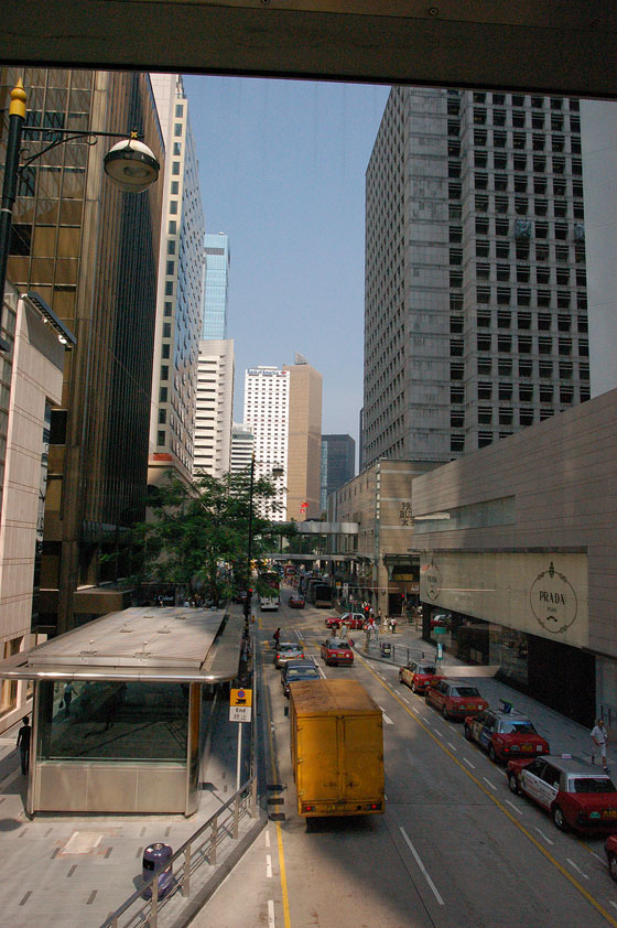 CENTRAL - L'edificio a destra sul lato opposto della boutique di Prada è il Prince's Building in Chater Road