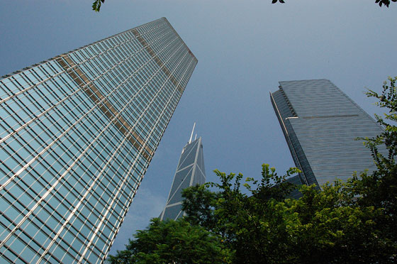 CENTRAL - Tra gli alti grattacieli in primo piano Cheung Kong Centre e a lato la Bank of China Tower
