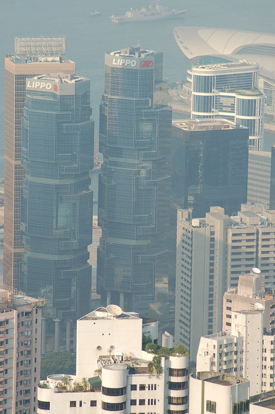 ISOLA DI HONG KONG NORD - Le torri gemelle del Lippo Center viste dal Victoria Peak