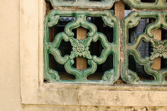 TAI FU TAI MANSION - Particolare della finestra ornamentale sottostante la carpa