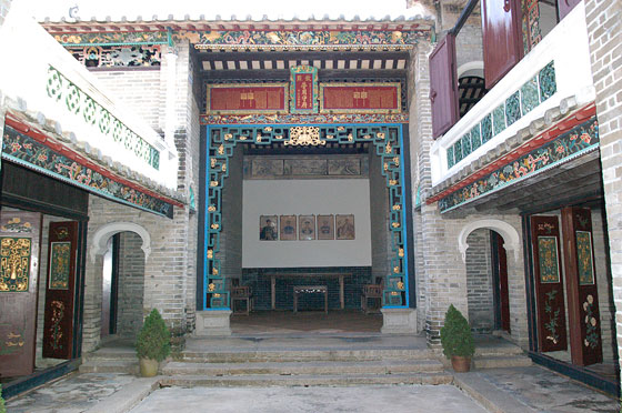 TAI FU TAI MANSION - La corte centrale interna con due stanze laterali e in asse la Sala Principale