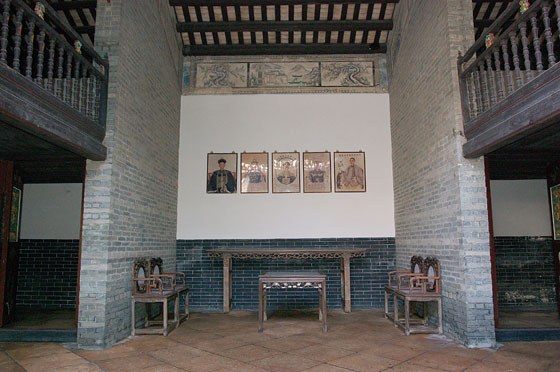TAI FU TAI MANSION - Sul muro posteriore della Sala Principale ci sono i ritratti di Man Chung Iuen, di sua moglie e di altri membri della famiglia