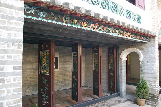 TAI FU TAI MANSION - Un paio di archi di questo tipo, di influenza occidentale, conducono dalla corte interna di fronte alla Sala Principale alle aree e stanze laterali