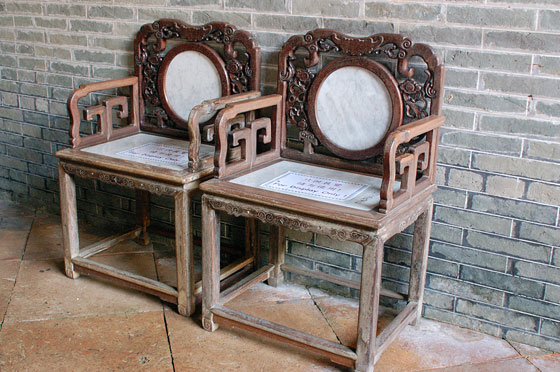 TAI FU TAI MANSION - Alcuni mobili di famiglia in legno <em>hongmu</em> (legno rosso in cinese, legno nero in inglese) a testimonianza della maestosità della sala alla fine del XIX secolo
