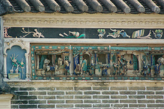 I NUOVI TERRITORI - Particolare delle figure in ceramica della Tai Fu Tai Mansion