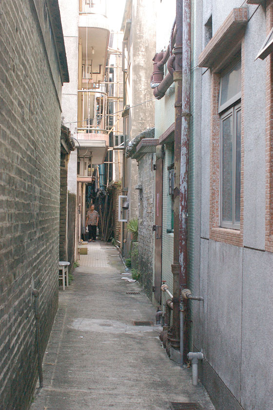 NUOVI TERRITORI - Curiosiamo tra le stradine del villaggio di Wing Ping Tsuen: che differenza con Hong Kong!