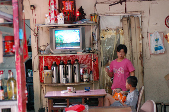 NUOVI TERRITORI - Dalla fermata dell'autobus osserviamo la vita del villaggio di Wing Ping Tsuen