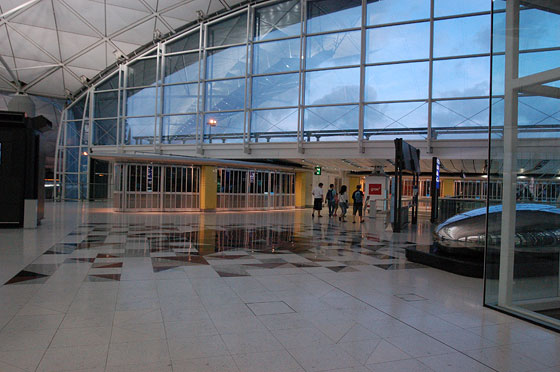 HONG KONG INTERNATIONAL AIRPORT - Acciaio e vetro sono gli elementi caratterizzanti il terminal