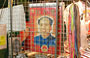 TEMPLE STREET. Un poster di Mao in vendita tra le cianfrusaglie esposte al mercato notturno