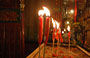 TEMPIO DI MAN MO. Luci soffuse, candele e il profumo di incenso creano un'atmosfera mistica e rilassata