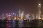 HONG KONG. Uno skyline mozzafiato enfatizzato dalle luci artificiali