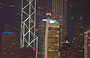 VICTORIA HARBOR. L'illuminazione della Bank of China Tower simbolo di Hong Kong e immagine identificabile dello skyline dalla baia
