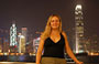 VISTA DA KOWLOON SU CENTRAL. Io sullo sfondo dello skyline notturno di Hong Kong